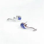 Orecchini a forma di onde marine in argento con dettagli in smalto blu, ideali come decorazioni scientifiche ispirate al mare e alla natura.