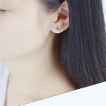 Orecchino con pendente a forma di doppia elica di DNA, perfetto per appassionati di scienza e biologia.