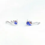 Orecchini a forma di onde marine in argento con dettagli blu e rossi, ideali come decorazioni scientifiche o accessori di moda ispirati al mare.