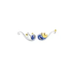 Pendente decorativo a forma di luna e stelle con dettagli blu e oro, perfetto come decorazione scientifica o accessorio elegante.