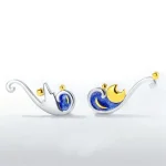 Vasi decorativi in metallo con design luna e stelle, perfetti come decorazioni scientifiche e oggetti da collezione, con dettagli in blu e oro.