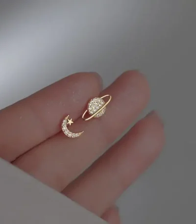 Anello con pianeta e luna in oro e zirconi, ispirato allo spazio e all'astronomia.