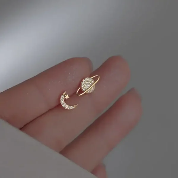 Anello con pianeta e luna in oro e zirconi, ispirato allo spazio e all'astronomia.