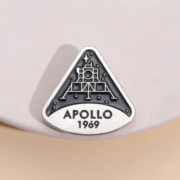 Piastra commemorativa Apollo 11 con logo della missione spaziale Apollo 1969, simbolo storico dell'esplorazione lunare.