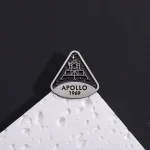 Stemma commemorativo Apollo 11 del 1969, simbolo della missione spaziale storica, con dettagli in metallo e design iconico.