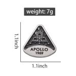 Piastrina in metallo con incisione del modulo Apollo 11 e la data 1969, simbolo della storica missione spaziale.