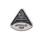 Piastrina commemorativa della missione Apollo 11 del 1969 con simbolo della navicella spaziale e la scritta "APOLLO 1969".