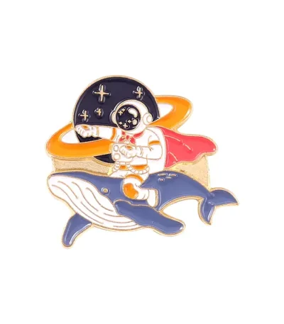 Spilla con astronauta, balena e pianeta, decorazione scientifica colorata, oggetto da collezione, tema spaziale e marino, design originale, accessorio per appassionati di scienza e spazio.
