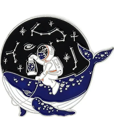 Piatto decorativo con balena e astronauta, tema spaziale e marino, ideale come oggetto di decorazione scientifica e originale.