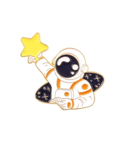 Astronauta stilizzato con casco e tuta spaziale, che tiene una stella luminosa gialla, simbolo di esplorazione e sogni nello spazio.