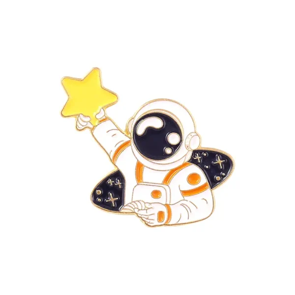 Astronauta stilizzato con casco e tuta spaziale, che tiene una stella luminosa gialla, simbolo di esplorazione e sogni nello spazio.