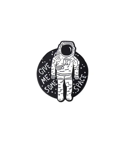 Astronauta stilizzato con casco e tuta spaziale, circondato da un'illustrazione di pianeti e stelle, con il testo "Give me some space" in stile grafico.