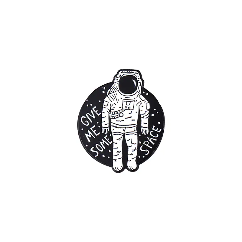Astronauta stilizzato con casco e tuta spaziale, circondato da un'illustrazione di pianeti e stelle, con il testo "Give me some space" in stile grafico.