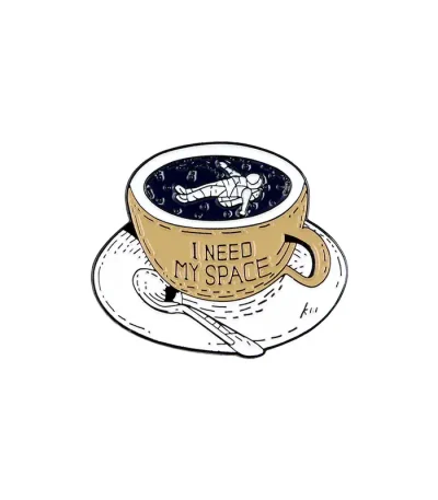 Tazza decorativa con astronauta galleggiante nello spazio stellato, con scritta "I NEED MY SPACE" sulla tazza, ideale come oggetto decorativo scientifico.