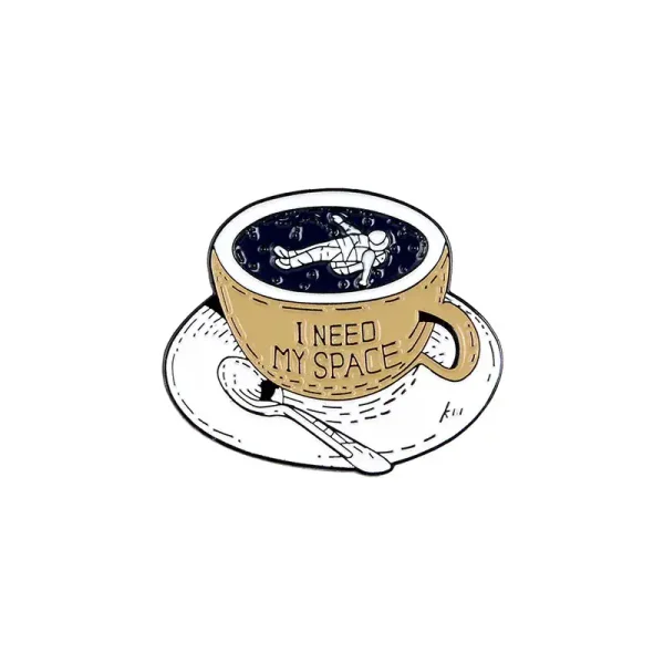 Tazza decorativa con astronauta galleggiante nello spazio stellato, con scritta "I NEED MY SPACE" sulla tazza, ideale come oggetto decorativo scientifico.