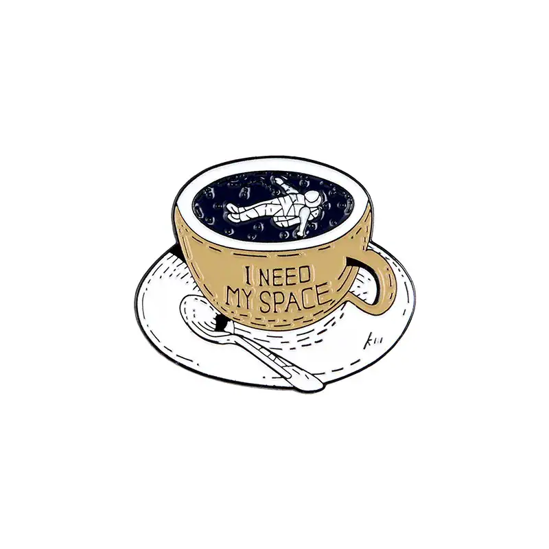 Tazza decorativa con astronauta galleggiante nello spazio stellato, con scritta "I NEED MY SPACE" sulla tazza, ideale come oggetto decorativo scientifico.