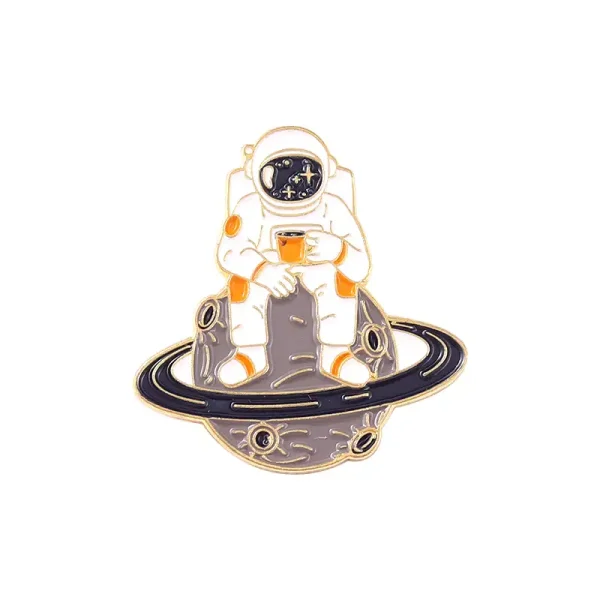 Astronauta in tuta spaziale seduto su un pianeta con anelli, che tiene una tazza di caffè, simbolo di esplorazione e relax nello spazio.