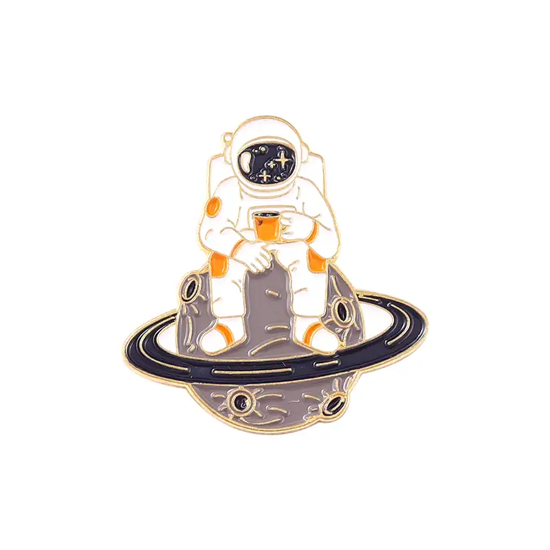 Astronauta in tuta spaziale seduto su un pianeta con anelli, che tiene una tazza di caffè, simbolo di esplorazione e relax nello spazio.