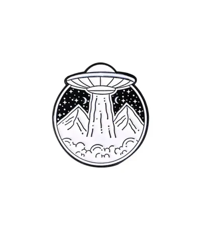 Rappresentazione di un UFO che sorvola montagne con un cielo stellato, in stile minimalista nero e bianco.