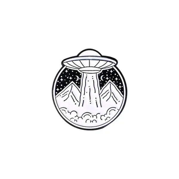 Rappresentazione di un UFO che sorvola montagne con un cielo stellato, in stile minimalista nero e bianco.