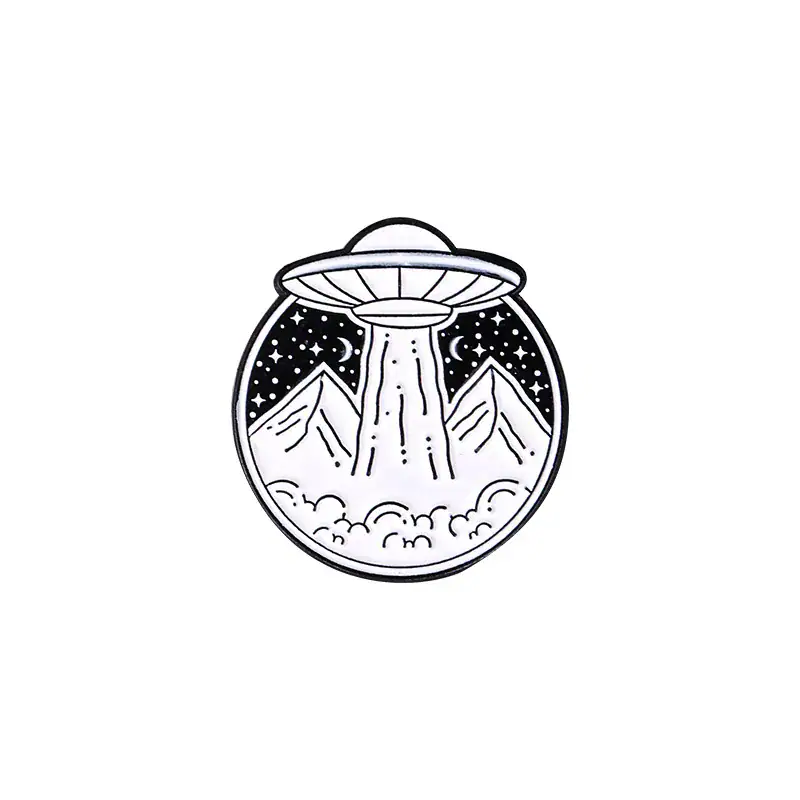 Rappresentazione di un UFO che sorvola montagne con un cielo stellato, in stile minimalista nero e bianco.
