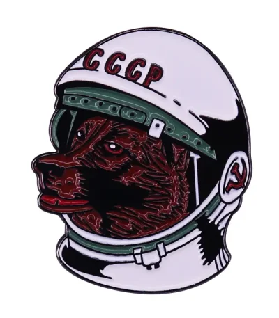 Casco spaziale decorativo con simboli sovietici e un drago rosso, ispirato all'epoca sovietica, perfetto come oggetto decorativo o collezionismo.