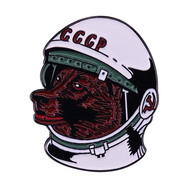 Casco spaziale decorativo con simboli sovietici e un drago rosso, ispirato all'epoca sovietica, perfetto come oggetto decorativo o collezionismo.