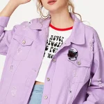 Oggetto di moda con giacca viola e t-shirt con stampa.