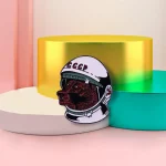 Piatto decorativo con logo sovietico e cane astronauta, oggetto di decorazione scientifica e vintage, ideale per appassionati di spazio e storia sovietica.