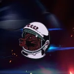 Veste con stampa di un cane astronauta con casco spaziale e logo sovietico, perfetta come decorazione scientifica o oggetto da collezione.
