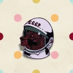Statuetta decorativa di astronauta con volto di lupo rosso, simbolo di forza e avventura, perfetta come decorazione scientifica o da collezione.