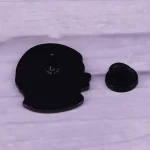 Ciondolo in metallo a forma di testa umana con dettagli del cervello, perfetto come decorazione scientifica o accessorio originale.
