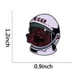 Immagine di un gufo stilizzato con casco spaziale sovietico, simbolo di cultura scientifica e storica. Perfetto come decorazione scientifica originale e unica.