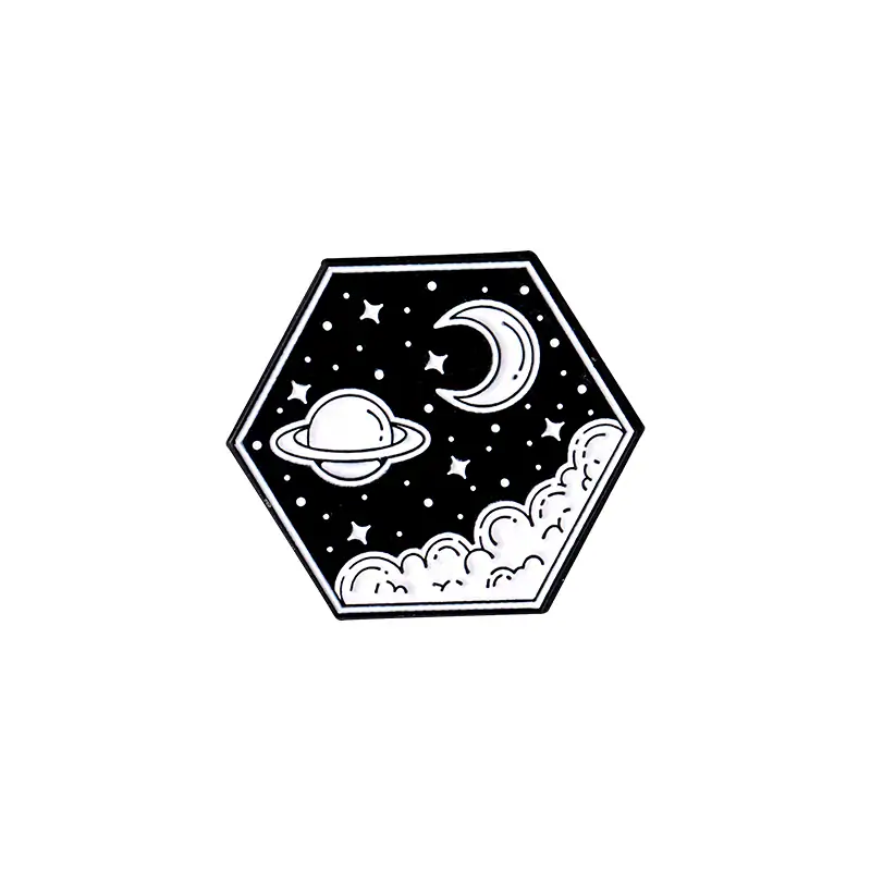 Patch decorativa con tema spaziale, raffigura pianeta, luna e stelle in stile minimalista nero e bianco.