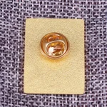 Pulsante scientifico dorato con simbolo di atomo, perfetto come decorazione o oggetto da collezione. Realizzato con dettagli accurati, ideale per appassionati di scienza e decorazioni tematiche.
