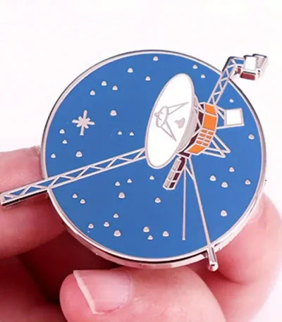 Orologio decorativo a forma di satellite con dettagli spaziali, perfetto come oggetto di arredamento scientifico e decorativo. Ideale per appassionati di astronomia e scienza.