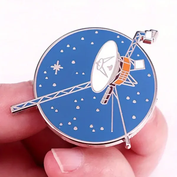 Orologio decorativo a forma di satellite con dettagli spaziali, perfetto come oggetto di arredamento scientifico e decorativo. Ideale per appassionati di astronomia e scienza.