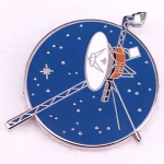 Modello di stazione spaziale con pannelli solari e antenna, decorazione scientifica ispirata allo spazio, perfetta come oggetto decorativo o da collezione.
