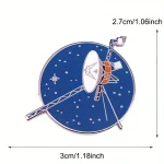 Modello di stazione spaziale in miniatura con pannelli solari e antenne, perfetto come decorazione scientifica o oggetto da collezione.
