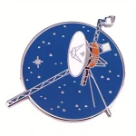 Modello in miniatura di una stazione spaziale con pannelli solari e antenna, rappresenta un oggetto decorativo scientifico per appassionati di spazio e astronomia.