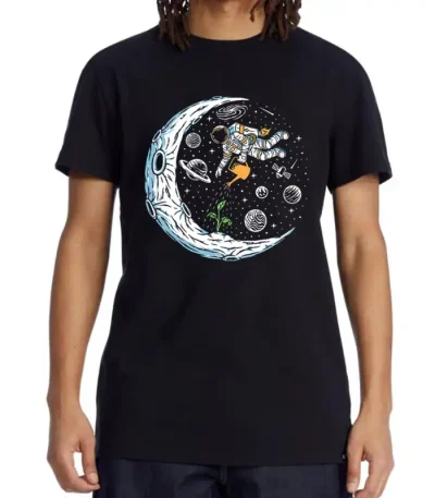 Maglietta nera con stampa di astronauta che fluttua nello spazio, circondato da pianeti, stelle e la luna, ideale per appassionati di scienza e astronomia.