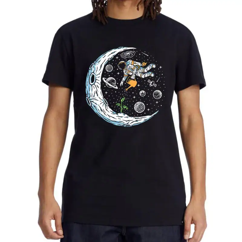 Maglietta nera con stampa di astronauta che fluttua nello spazio, circondato da pianeti, stelle e la luna, ideale per appassionati di scienza e astronomia.
