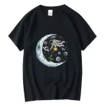 Maglietta nera con stampa di un astronauta nello spazio, circondato da pianeti, stelle e una luna, ideale per appassionati di scienza e spazio.