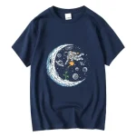Maglietta con stampa di astronauta nello spazio, pianeti e luna, ideale per appassionati di scienza e astronomia.