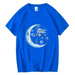 Pigiama blu con stampa di un astronauta nello spazio, pianeti e una luna, ideale per gli appassionati di scienza e spazio.
