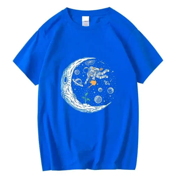 Pigiama blu con stampa di un astronauta nello spazio, pianeti e una luna, ideale per gli appassionati di scienza e spazio.