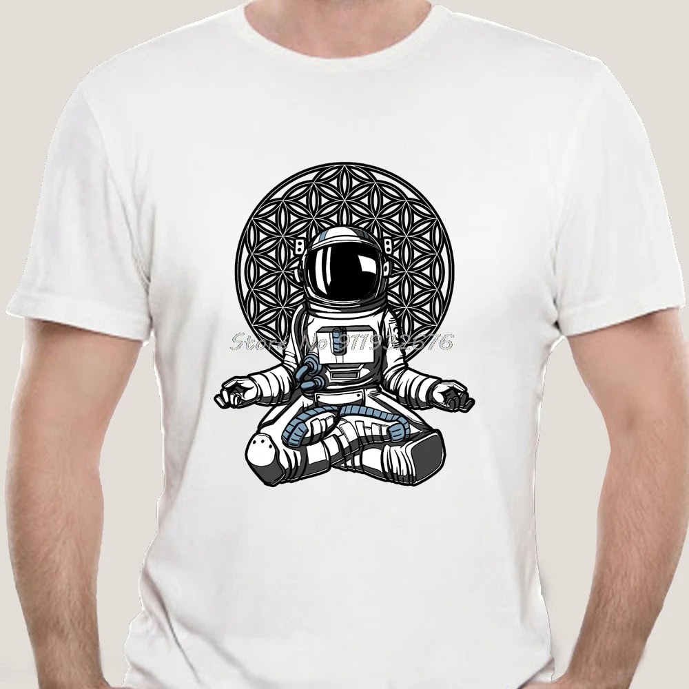 Maglietta con stampa di astronauta in stile cartoon e sfondo geometrico, perfetta per appassionati di scienza e spazio.