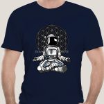 Bambino in tuta spaziale con casco, seduto in posizione di meditazione, sfondo con disegno geometrico a forma di fiore della vita, simbolo di connessione e armonia cosmica.