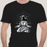 T-shirt nera con stampa di un astronauta in meditazione, circondato da un motivo geometrico sacro, perfetta per appassionati di spazio e spiritualità.