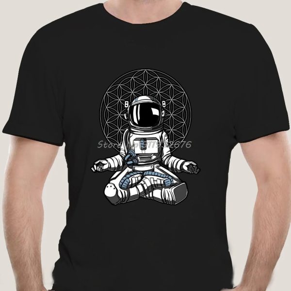 T-shirt nera con stampa di un astronauta in meditazione, circondato da un motivo geometrico sacro, perfetta per appassionati di spazio e spiritualità.